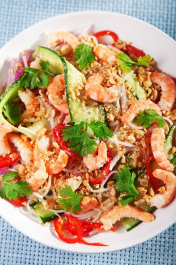 Asya erişte salatası