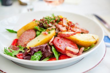 Cannes'de Gurme Salatası