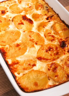 Yemek pişirme içinde patates güveç