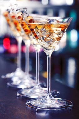 Martini bardaklarda kokteyl