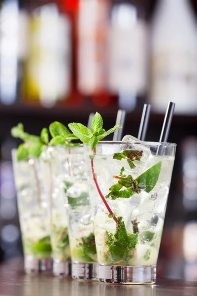 Mojito-Cocktails in der Bar — Stockfoto