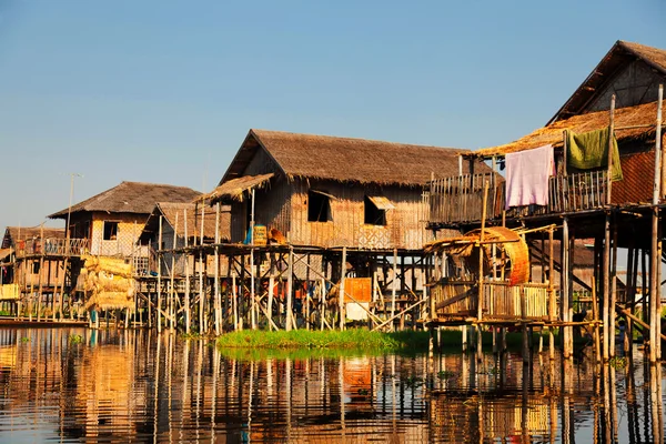 Schwimmende Häuser am See inle, myanmar — Stockfoto