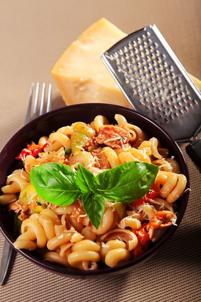 Pasta con tomates y queso —  Fotos de Stock