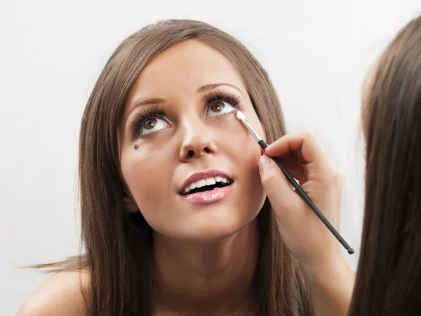 Donna che applica il trucco — Foto Stock