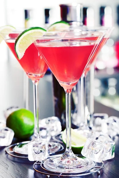 Cosmopolitan cocktail in bar — Stock Photo, Image