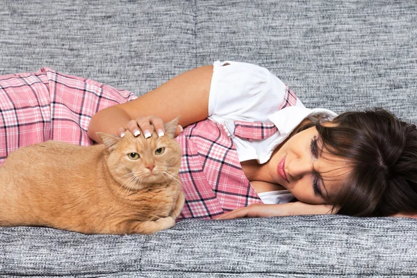 Mujer joven con gato — Foto de Stock