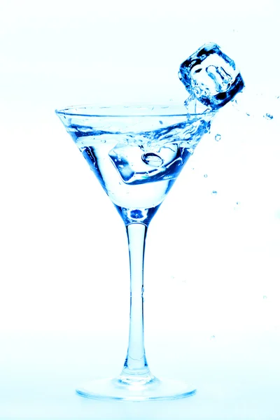 Martini plons met ijsblokje — Stockfoto