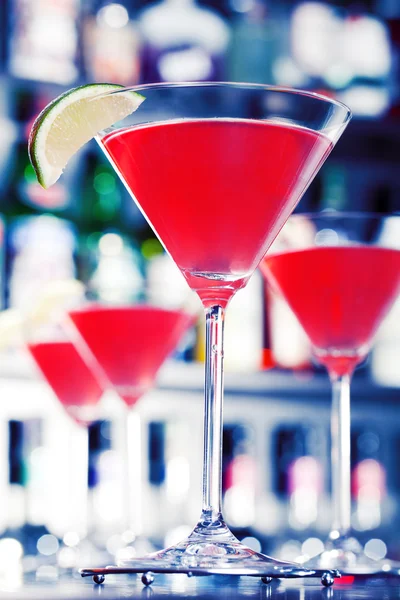 Cosmopolitan cocktail i glas — Stockfoto