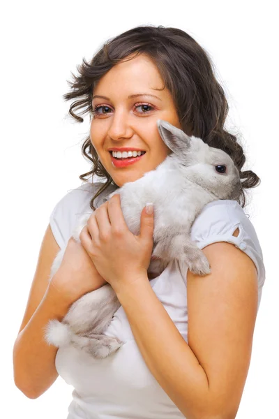 Mujer joven abrazando conejo — Foto de Stock