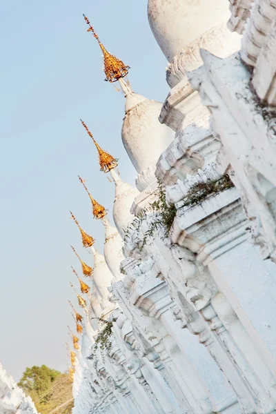Pagoda de Kuthodaw, Myanmar Imágenes de stock libres de derechos