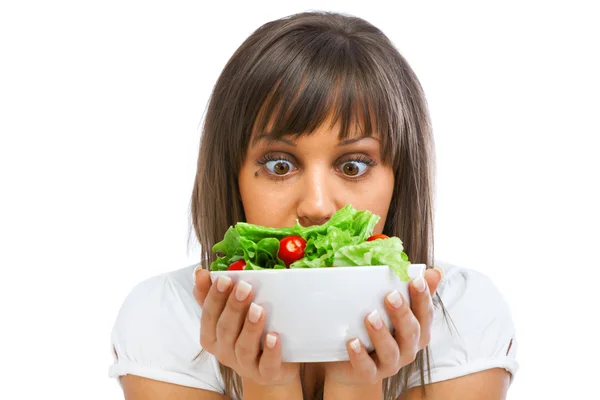 Jonge vrouw bereidt salade — Stockfoto