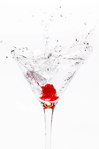 Martini-Splash mit Kirsche — Stockfoto
