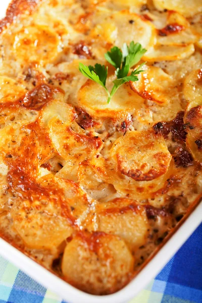 Auflauf mit Kartoffeln und Käse — Stockfoto