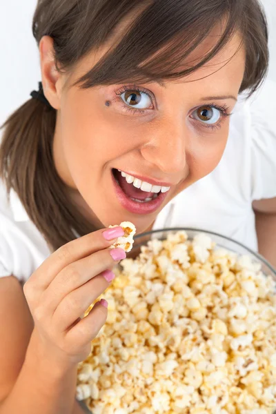 Patlamış mısır yemek genç bir kadın — Stok fotoğraf