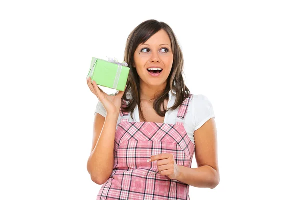 Mujer joven con un regalo — Foto de Stock