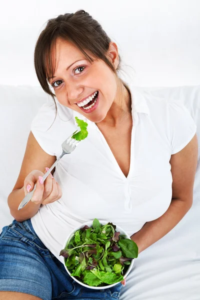 Jeune femme manger de la salade — Photo