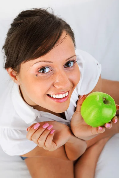 Jonge vrouw eet appel — Stockfoto