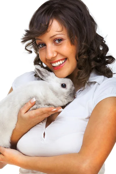 Mujer joven abrazando conejo — Foto de Stock