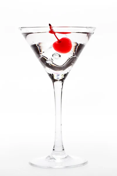 Martini mit Eiswürfeln bespritzen — Stockfoto