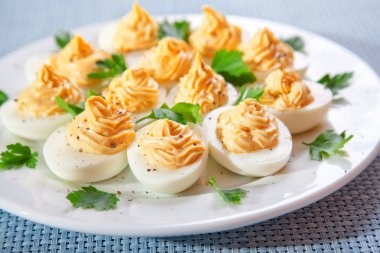 Hardallı yumurta dolması