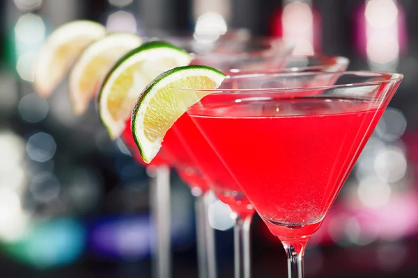 Cocktails cosmopolites dans des verres — Photo