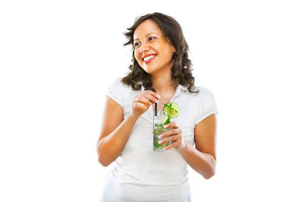 Jeune femme avec mojito — Photo