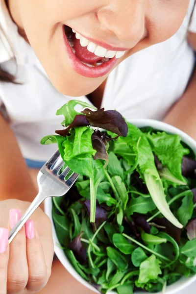 Jovem mulher comendo salada — Fotografia de Stock