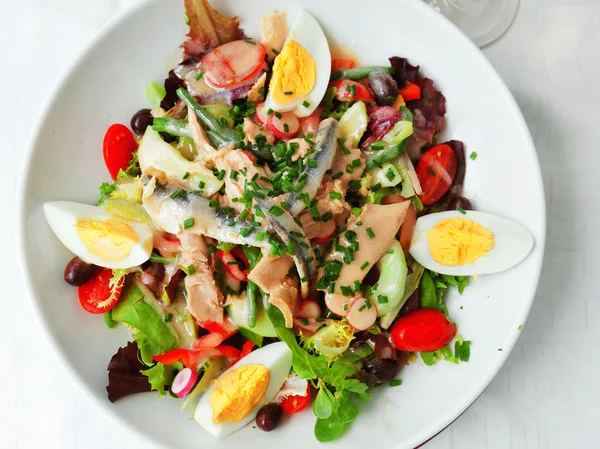 Ensalada de Nicoise en plato — Foto de Stock