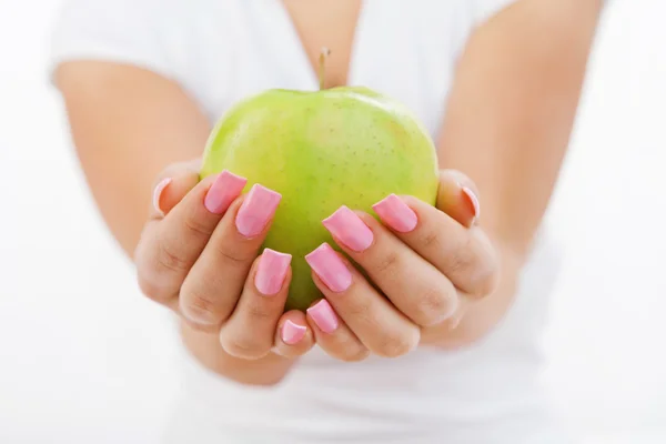 Jonge vrouw eet appel — Stockfoto