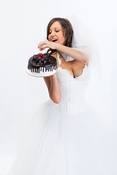 Giovane sposa mangiare torta — Foto Stock