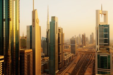 Dubai şehir silüetinin gündoğumu