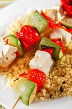 Pirinç üzerinde ızgara şiş