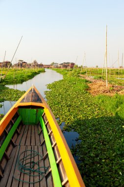 Inle Gölü içinde yüzen bahçeler