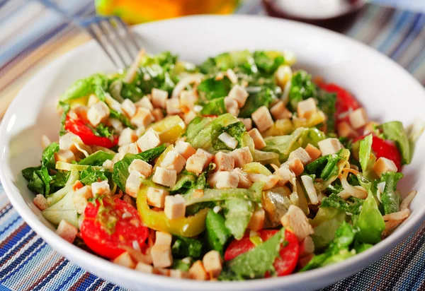 Salat mit Tomaten und Croutons — Stockfoto