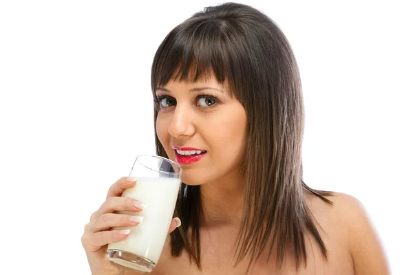 Frau trinkt Milch — Stockfoto