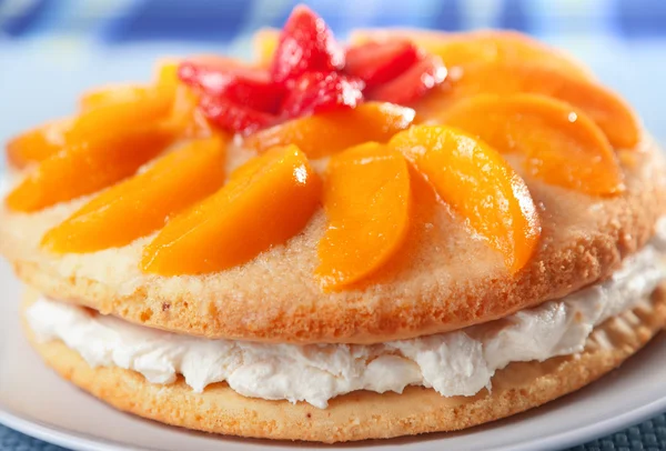 Vanilla cake with peaches — Stock Photo, Image