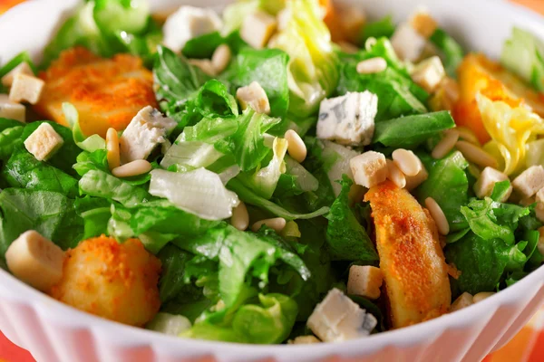 Salad with tomatoes, tuna   and croutons — Stock Photo, Image