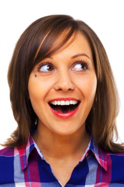 Genç kadın başka tarafa bakıyor.