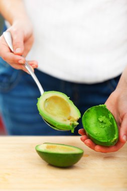 kadın soyma avokado