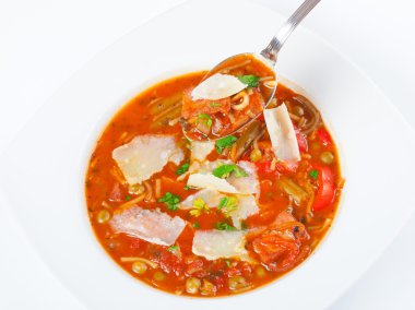 Sebzeli çorba çorba kaşığı ile