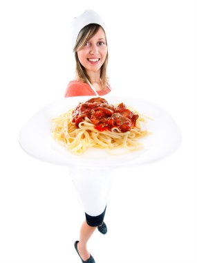 Genç kadın spagetti yiyor.
