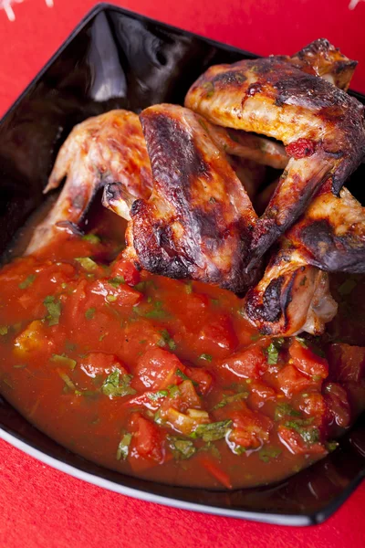 Ali di pollo alla griglia con salsa — Foto Stock