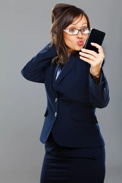 Geschäftsfrau macht Selfie — Stockfoto