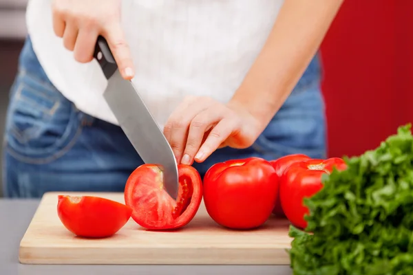 Young woman making salad — Stock Photo, Image