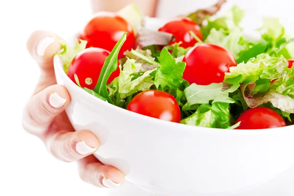 Salatschüssel in Frauenhand — Stockfoto