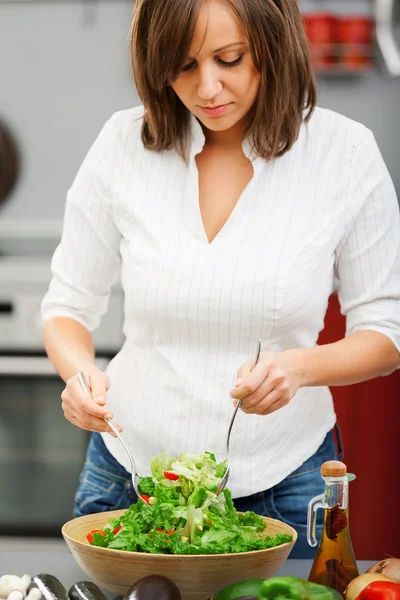 Jeune femme faisant de la salade — Photo