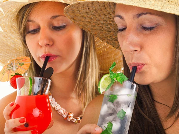 Jonge meisjes cocktails drinken — Stockfoto