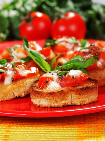 Итальянская брускетта с помидорами — стоковое фото