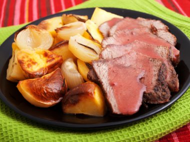 Fırında patates ile kavrulmuş domuz eti