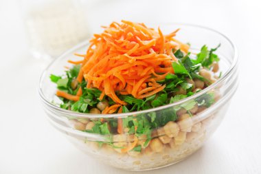 Nohut ve havuç salatası